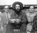 Camilo-Cienfuegos-con-sus-padres.jpg