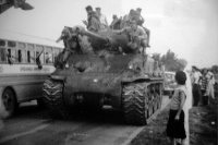 Paso de la caravana y sus M4 Sherman por Ciego de Avila