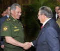 Raul-Castro-y-Serguei-Shoigu.jpg