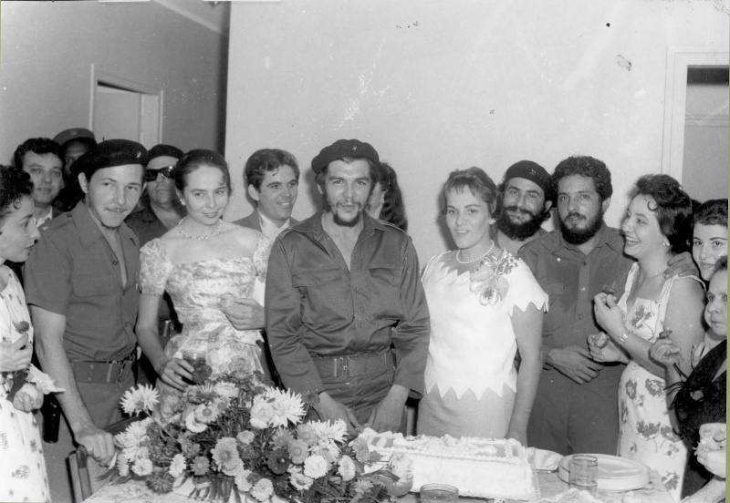 Archivo:Raul Castro-Che Guevara-Vilma-Aleida-boda.jpg