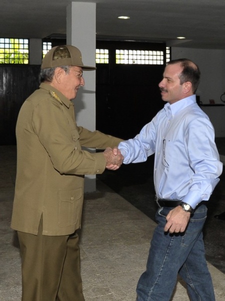 Archivo:Raul Castro y Fernando Gonzalez.jpg
