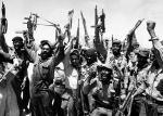 Milicianos cubanos armados con Sa.25, festejando la victoria sobre la Invasión de Bahia de Cochinos