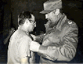 Fidel Castro y Leopoldo Cintra Frias.gif