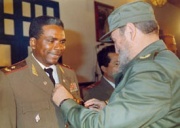 Fidel Castro prendiento sobre el pecho del general Rafael Moracén Limonta el título de Héroe de la República de Cuba.